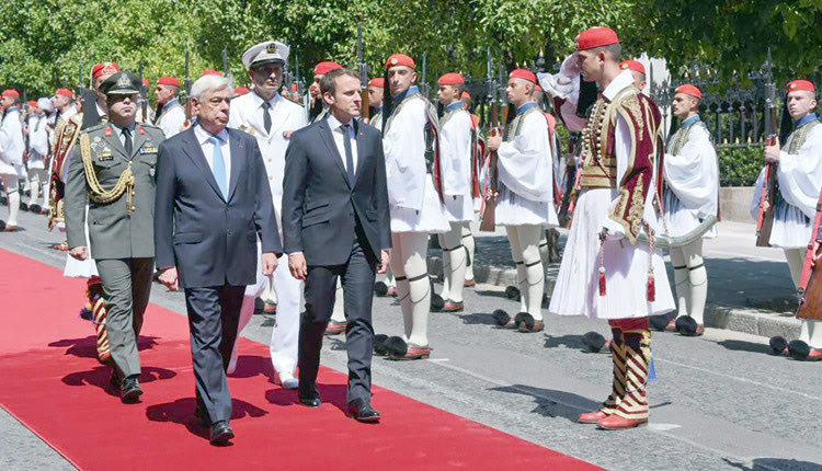 ΕΠΙΣΚΕΨΗ ΜΑΚΡΟΝ: Οι τσολιάδες αποδίδουν τιμές στους δύο προέδρους