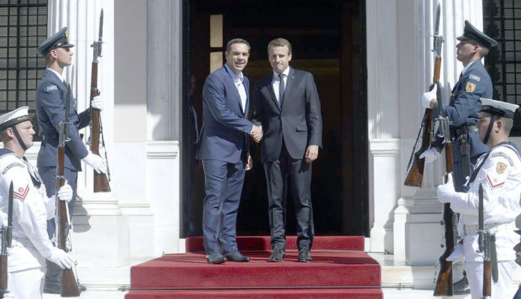 Χειραψία Μακρόν - Τσίπρα στην είσοδο του Μεγάρου Μαξίμου