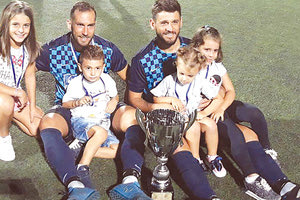 Οι Γιαλούσης, Φραγκουλάκης με τα παιδιά τους και την κόρη του Μανόλη Παπαματθαιάκη (αριστερά)