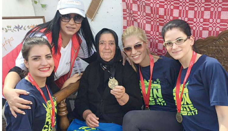 Το χρυσό μετάλλιο στην γιαγιά που διαφήμισε τον Ημιμαραθώνιο 