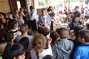 Μοίρασαν δώρα στα παιδιά του καταυλισμού τσιγκάνων