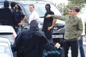 Ο βοηθός του γενικού αστυνομικού διευθυντή Κρήτης, Νίκος Σπυριδάκης (δεξιά), ήταν ο αξιωματικός που μπήκε πρώτος μέσα στο κρησφύγετο του Μ. Λεμπιδάκη