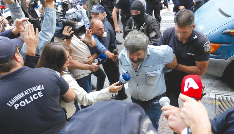 Τις έντονες αποδοκιμασίες του πλήθους εισέπραξαν οι συλληφθέντες της απαγωγής Λεμπιδάκη