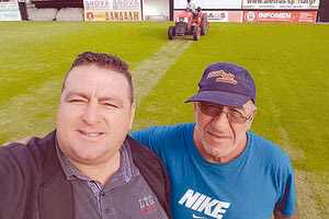 Ο Φ. Τσάλος με τον υπάλληλο της ομάδας και υπεύθυνο για τον χλοοτάπητα Γιώργο Παπυράκη