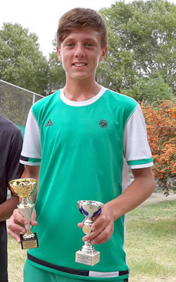   Ο Δημήτρης Δελάκης με τα κύπελλα που κατέκτησε