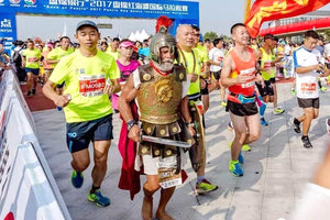 Ο ξυπόλητος Ηρακλειώτης μαραθωνοδρόμος  Ιδομενέας Αβραμάκης στον μαραθώνιο της Κίνας