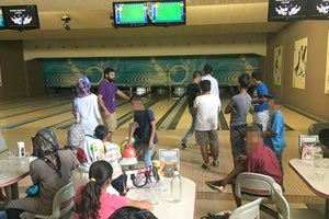 Στο μπόουλινγκ τα προσφυγόπουλα με τους εθελοντές του σωματείου “Είμαι ακόμα Παιδί”