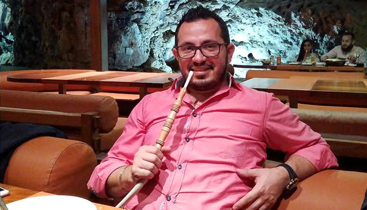 Ο κ. Elieh Farah Λιβανέζος τουριστικός πράκτορας μας είπε ότι δεν φανταζόταν ότι έπρεπε να πληρώσει 150 ευρώ για να καπνίσει αργιλέ στη Σαντορίνη