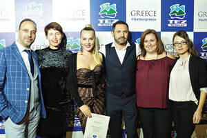 Τα στελέχη από την ετήσια η ετήσια εκδήλωση της TEZ Tour.