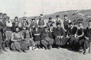 Οι μοναχοί μπροστά στον φακό