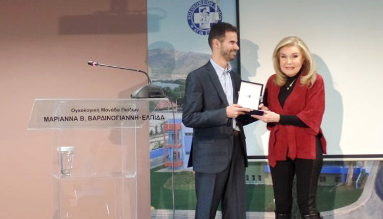 Η κ. Μαριάννα Β. Βαρδινογιάννη τού απονέμει τιμητική πλακέτα της “Ελπίδας” στην Ογκολογική Μονάδα Παίδων