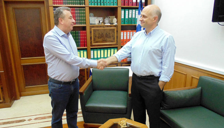 Ο Ηρακλειώτης καθηγητής του Χάρβαρντ, Στέλιος Σμυρνάκης, με τον περιφερειάρχη Κρήτης