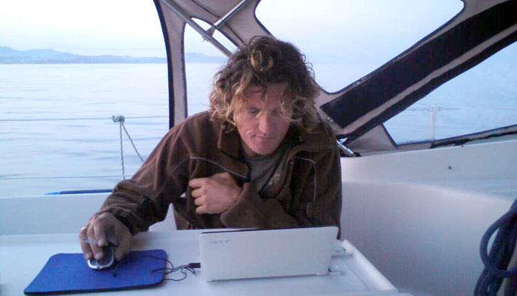 “Θα είναι ένα συναρπαστικό ταξίδι με πανιά” λέει στην “Π” ο κυβερνήτης του καταμαράν Γιώργος Νικολαΐδης