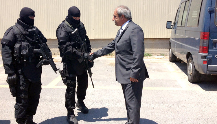 Ο κ. Παραβολιδάκης συγχαίρει τα μέλη της ΟΕΑ μετά από επιτυχή επιχείρηση