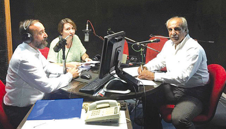 Ο Μ. Παραβολιδάκης στο στούντιο της ΕΡΤ με τους δημοσιογράφους Δ. Καρυωτάκη και Σταυρούλα Κατσουλάκη