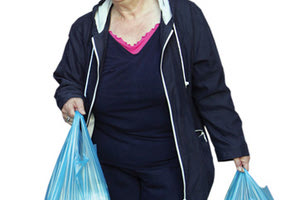 ΓΥΝΑΙΚΑ ΜΕ ΨΩΝΙΑ