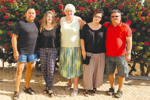 Γερμανοί τουρίστες ανοίγουν την αγκαλιά τους και στους Κρητικούς που έχουν ανάγκη