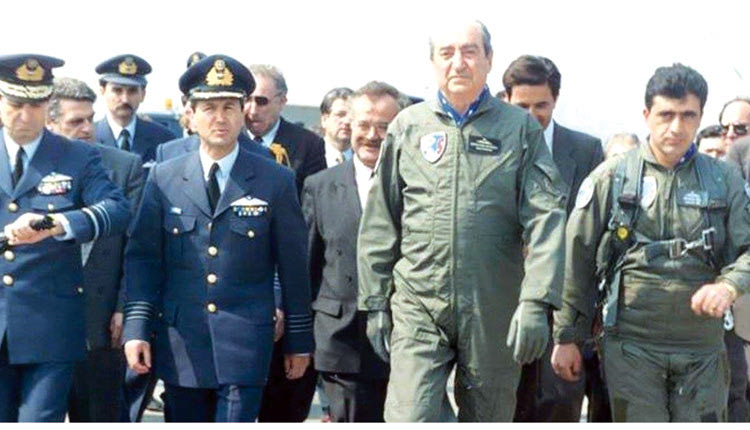 ο δεύτερος που πέταξε με αεροσκάφος της Πολεμικής Αεροπορίας ήταν ο Κωνσταντίνος Μητσοτάκης, στις 22 Μαρτίου 1992