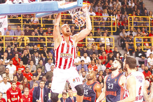 Ο Μιλουτίνοφ ξεκίνησε εντυπωσιακά το ματς σ’ ένα διάστημα που το χρειαζόταν η ομάδα του.