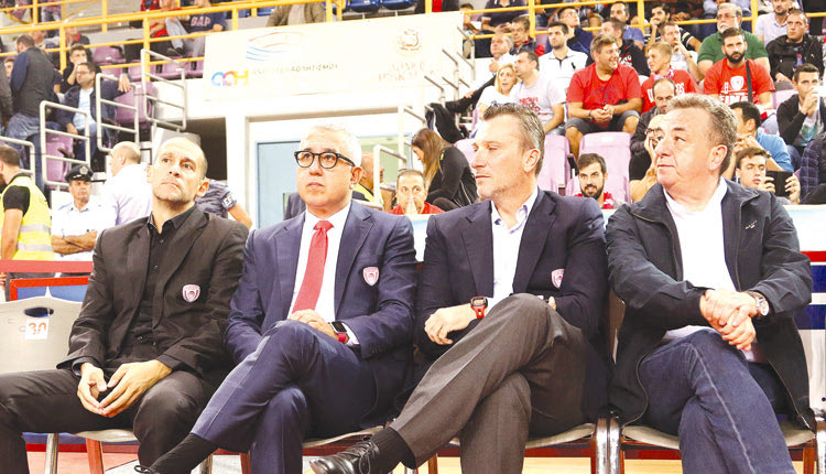 Ο Παναγώτης Αγγελόπουλος με άλλα διοικητικά στελέχη του Ολυμπιακού και τον Περιφερειάρχη κ. Αρναουτάκη