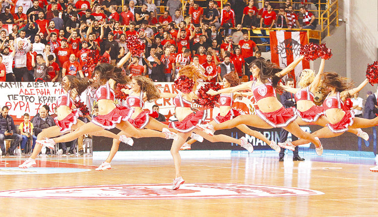 Οι εντυπωσιακές τσιρλίντερς του Ολυμπιακού πρόσφεραν θέαμα στον κόσμο. 