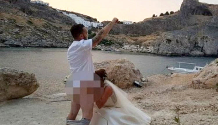 Η φωτογραφία νιόπαντρου ζευγαριού από την Αγγλία που το απεικονίζει να κάνει στοματικό σεξ με φόντο το νησί των Ιπποτών