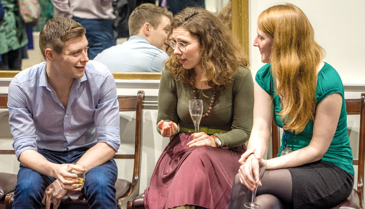 η δρ. Κατερίνα-Δανάη Κανδυλάκη με συναδέλφους της στο Λονδίνο, σε πιο χαλαρές στιγμές