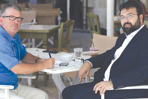 Ο υφυπουργός Αθλητισμού κ. Βασιλειάδης με τον αρχισυντάκτη του αθλητικού τμήματος της “Π”, Αντώνη Παπουτσάκη