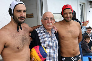 Ο Μιχάλης Σπαγουλάκης με τους αρχηγούς του ΟΦΗ Βασιλάκη και Τσαβολάκη οι οποίοι τον τίμησαν εκ μέρους της ομάδας