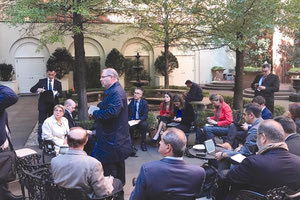 Ενημέρωση στον κήπο του Rose Garden