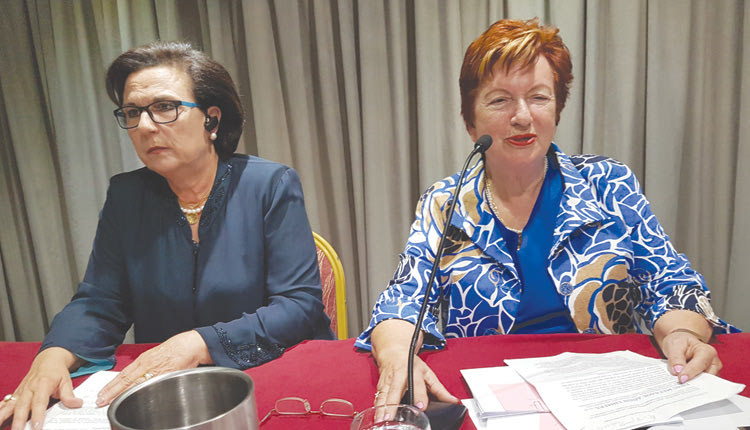 Το προεδρείο του ομίλου “Αγκαλιά-ΖΩ”