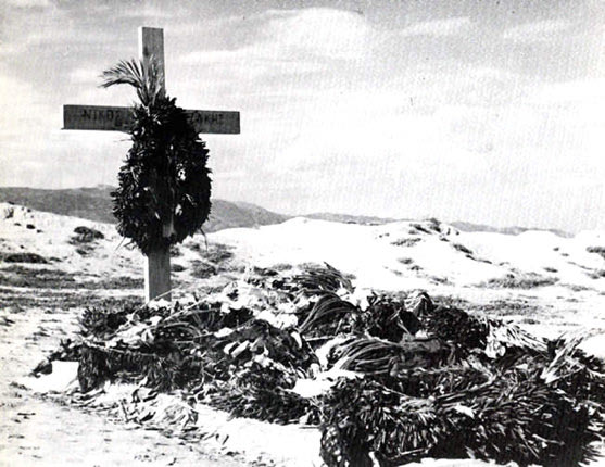 Ο τάφος λίγο μετά την κηδεία του Καζαντζάκη 