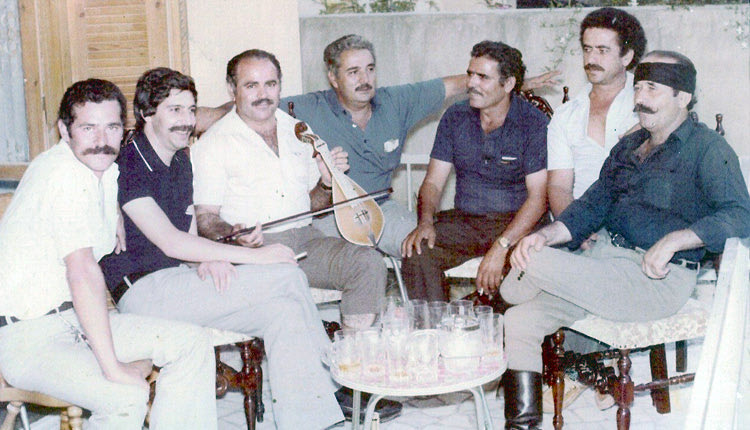 Πήγε ο Σταύρος Βρέντζος να βρει τον αδερφό του τον Βαγγέλη, τον ξάδερφό του τον Γιώργη, τους φίλους τους μερακλήδες, όπως τον Γαλάνη- που φαίνονται εδώ σε μια φωτογραφία αρχές της δεκαετίας του ’80