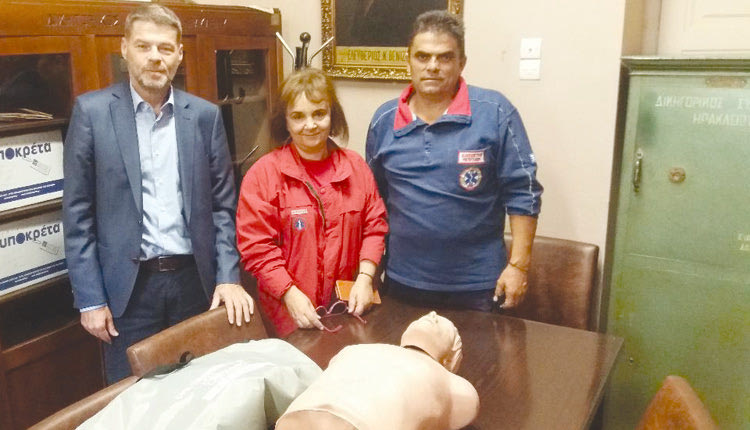 ο Δικηγορικός Σύλλογος Ηρακλείου δώρισε χθες στην Διευθύντρια του ΕΚΑΒ, Μαγδαληνή Ζεάκη, ένα εκπαιδευτικό πρόπλασμα