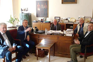 υπογραφή του δημάρχου Ηρακλείου κ. Β.Λαμπρινού για την ανάθεση του έργου διαμόρφωσης του δημοτικού κτιρίου της Νέας Λαχαναγοράς - ψαραγοράς