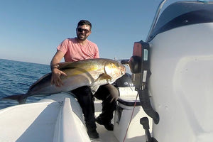 Ο Κώστας Αγγελάκης με το τεράστιο μαγιάτικο