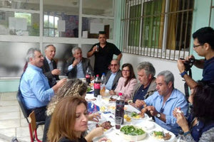 Θεσμός έχει γίνει πια από τους εκπαιδευτικούς του 2ου και 3ου Δημοτικού Σχολείου Πολύδροσου να προσφέρουν ένα μεγάλο γεύμα στη δημοτική αρχή Μαλεβιζίου στην αυλή του σχολείου.