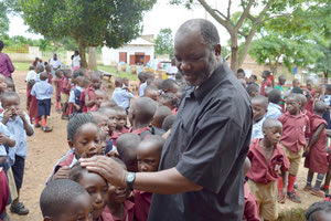 Ο ΠΑΤΕΡΑΣ ΑΝΤΩΝΙΟΣ ΜΟΥΤΙΑΜΠΑ : Ο παπάς που πολεμάει τη φτώχεια στην Ουγκάντα σπούδασε κι έχει συντεκνιά στην Κρήτη