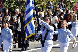 εκδηλώσεις για το «ΟΧΙ»: Εντυπωσίασαν οι σημαιοφόροι