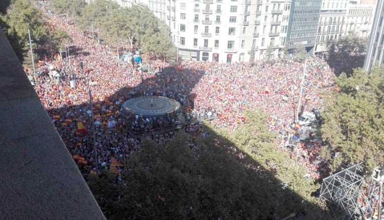 Οι διαδηλωτές κατέκλυσαν μία από τις εμβληματικές λεωφόρους της Βαρκελώνης, την Πασέιγκ ντε Γκράσια