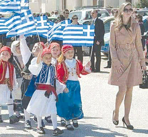  η εν λόγω δασκάλα στην παρέλαση, που έγινε όμως από…ομογενείς στο Λονδίνο.