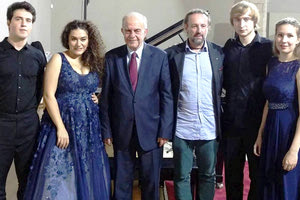 η  συναυλία για την ειρήνη στη Βασιλική του Αγίου Μάρκου την οποία παρακολούθησε πλήθος Ηρακλειωτών, ο δήμαρχος Ηρακλείου Βασίλης Λαμπρινός, αντιδήμαρχοι και Ρώσοι πολίτες