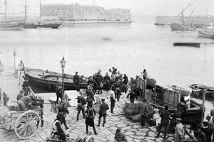 ΦΩΤΟ ΗΜΕΡΑΣ : Στρατιώτες στο λιμάνι πριν από 110 χρόνια