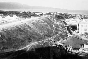 ΦΩΤΟ ΗΜΕΡΑΣ : Ο προμαχώνας και τα πρώτα μεγάλα σπίτια