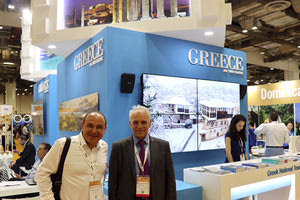 Ο Νίκος Χαλκιαδάκης και ο Μιχάλης Μιχαηλίδης στο περίπτερο του ΕΟΤ στο ITB Asia