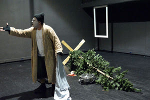 ΘΕΑΤΡΟ: “Το δέντρο” των Χριστουγέννων με μνήμες και ρωγμές