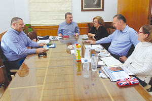 συνάντηση που είχε ο περιφερειάρχης Κρήτης Σταύρος Αρναουτάκης  με την Γ.Γ. του Υπουργείου Πολιτισμού Μαρία Βλαζάκη.