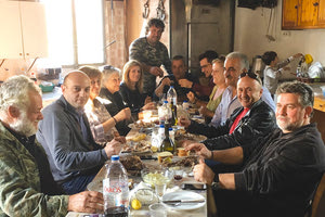 Περισσότερο σε αποστακτήριο… πολιτικών ιδεών παρά σε καζάνι τσικουδιάς παραπέμπει η φωτογραφία