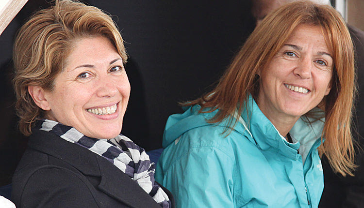 Η δικηγόρος Μαρία Πλαγιωτάκη πήγε να αποχαιρετήσει τη φίλη της, τη δικαστική επιμελήτρια κ. Μαραζάκη, που προτίμησε τις ανοικτές θάλασσες από τα γραφεία