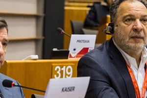 Ο Γιάννης Κουράκης με τον δήμαρχο Αθηναίων σε συνεδρίαση των περιφερειών της Ευρώπης